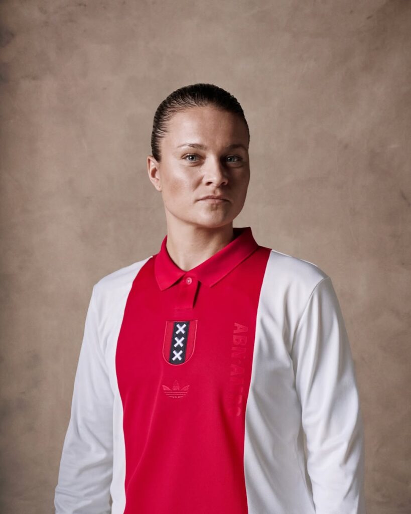 Ajax-lanca-oficialmente-sua-camisa-comemorativa-de-125-anos-03-819x1024 Ajax celebra 125 anos com coleção especial da Adidas