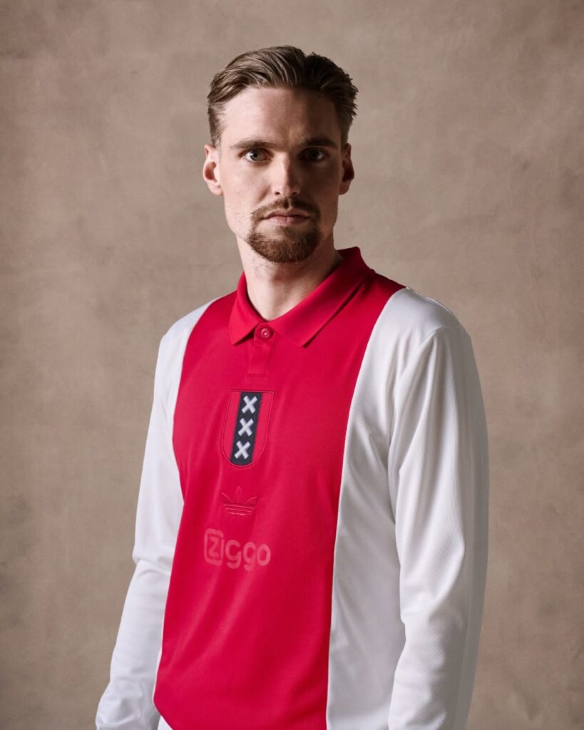 Ajax-lanca-oficialmente-sua-camisa-comemorativa-de-125-anos-06-819x1024 Ajax celebra 125 anos com coleção especial da Adidas