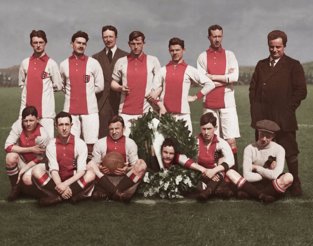 Ajax-lanca-oficialmente-sua-camisa-comemorativa-de-125-anos-10-e1742157824597-1024x806 Ajax celebra 125 anos com coleção especial da Adidas