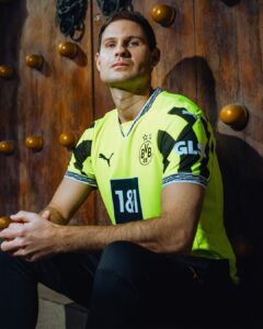 Borussia-Dortmund-lanca-camisa-inspirada-nos-anos-90-2-240x300 Borussia Dortmund revela uniforme inspirado nos anos 90
