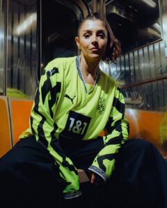 Borussia-Dortmund-lanca-camisa-inspirada-nos-anos-90-3-240x300 Borussia Dortmund revela uniforme inspirado nos anos 90
