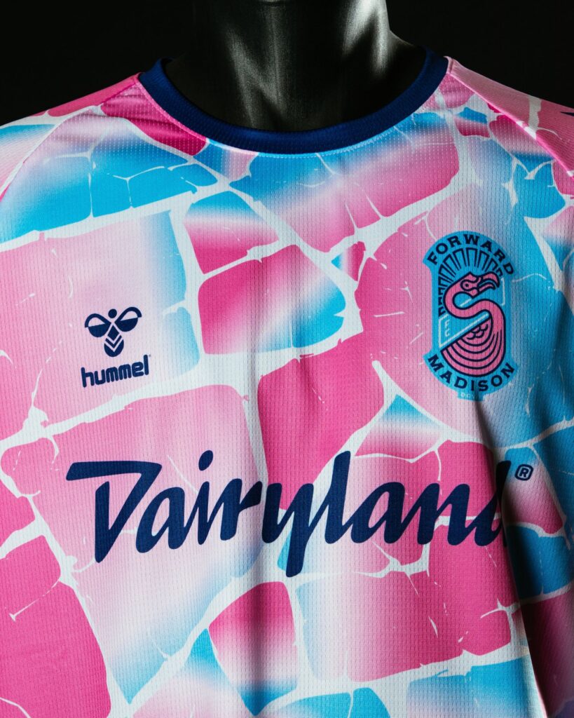 Camisa-Reserva-Forward-Madison-2025-26-e-lancada-pela-Hummel-05-819x1024 Forward Madison FC revelou sua camisa reserva de 2025 feita pela Hummel