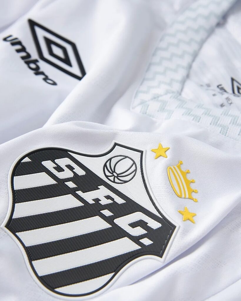 Camisa-titular-do-Santos-FC-2025-2026-Umbro-01-819x1024 Santos FC revela seu uniforme principal para 2025-26 em parceria com a Umbro.