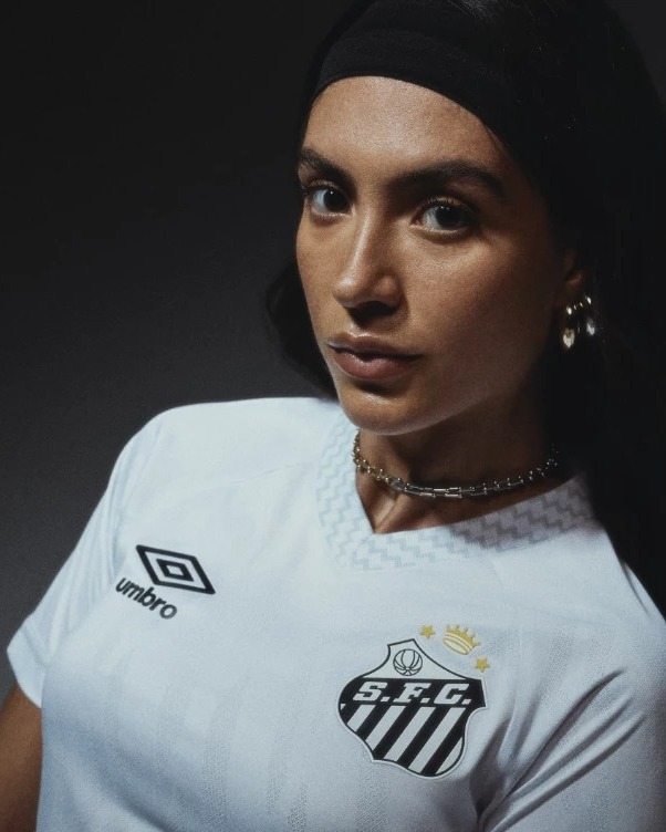 Camisa-titular-do-Santos-FC-2025-2026-Umbro-02 Santos FC revela seu uniforme principal para 2025-26 em parceria com a Umbro.
