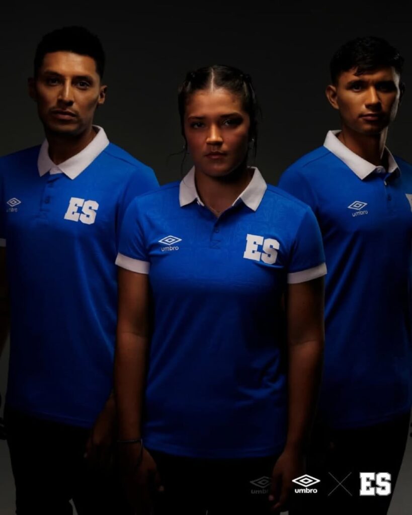 Camisas-da-selecao-de-El-Salvador-para-2025-2026-sao-lancadas-pela-Umbro-02-819x1024 Umbro lançou oficialmente os uniformes titular e reserva de El Salvador para 2025