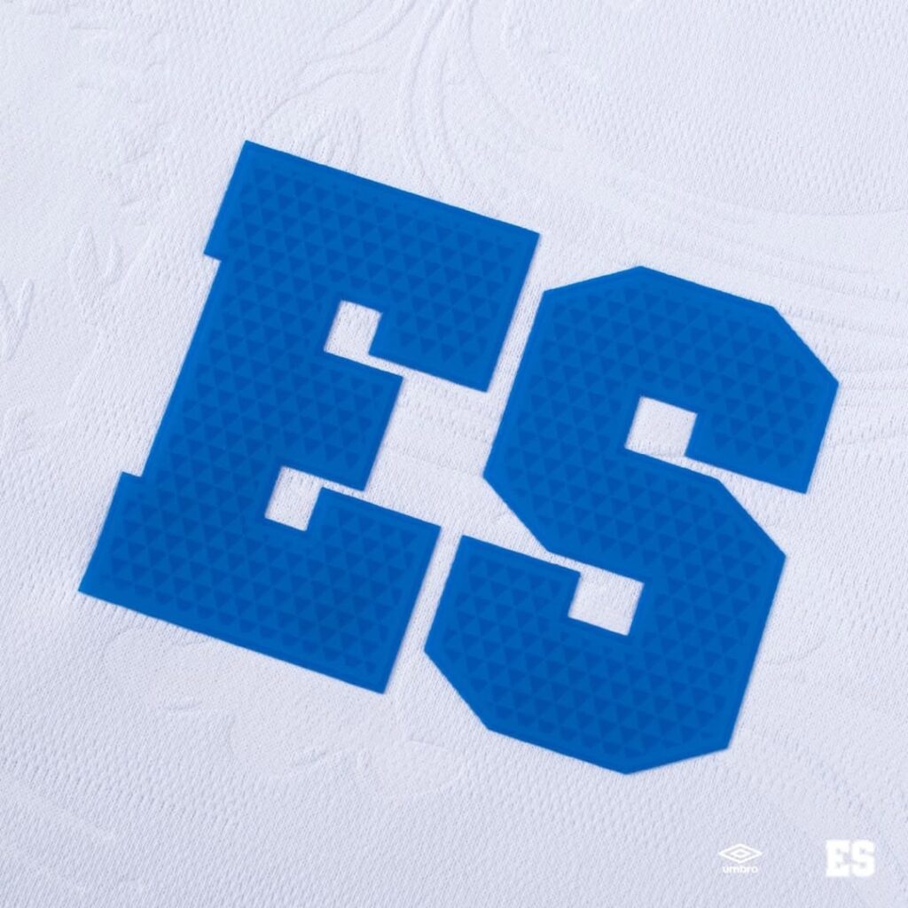 Camisas-da-selecao-de-El-Salvador-para-2025-2026-sao-lancadas-pela-Umbro-06-1024x1024 Umbro lançou oficialmente os uniformes titular e reserva de El Salvador para 2025
