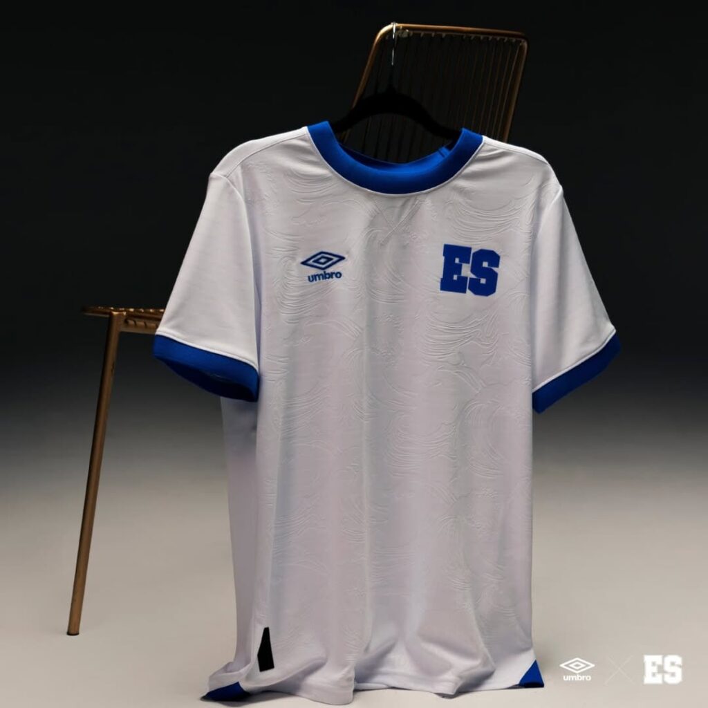 Camisas-da-selecao-de-El-Salvador-para-2025-2026-sao-lancadas-pela-Umbro-07-1024x1024 Umbro lançou oficialmente os uniformes titular e reserva de El Salvador para 2025
