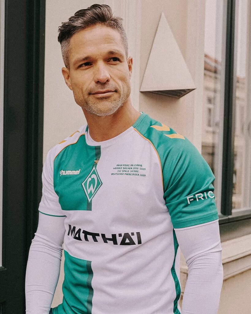 Diego-Ribas-ganha-homenagem-do-Werder-Bremen-com-lancamento-de-camisa-especial-05-819x1024 Diego Ribas ganha homenagem do Werder Bremen com lançamento de camisa especial.