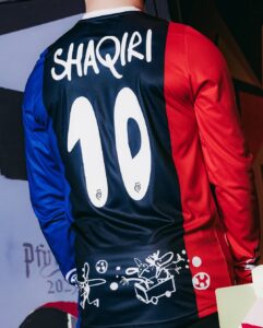 FC-Basel-e-Macron-apresentam-camisa-especial-para-2025-em-comemoracao-ao-Carnaval-04-241x300 Camisa especial do FC Basel para carnaval é lançada pela Macron