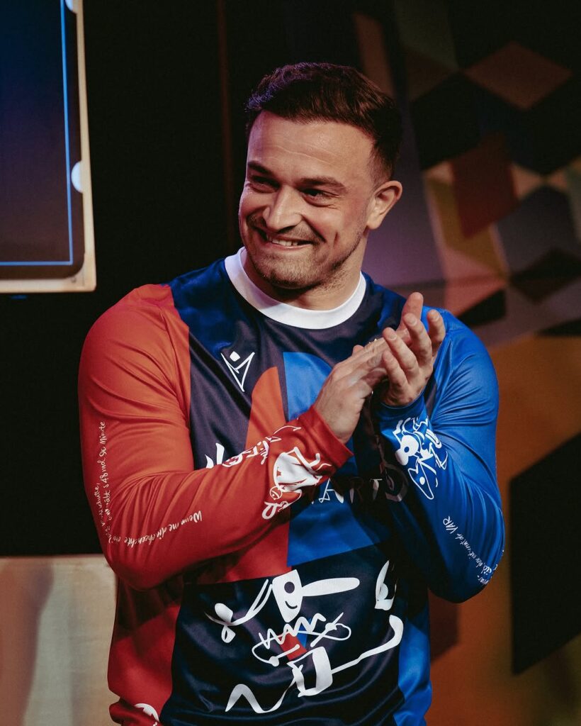 FC-Basel-e-Macron-apresentam-camisa-especial-para-2025-em-comemoracao-ao-Carnaval-08-820x1024 Camisa especial do FC Basel para carnaval é lançada pela Macron