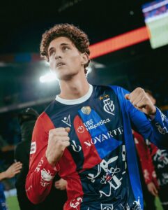 FC-Basel-e-Macron-apresentam-camisa-especial-para-2025-em-comemoracao-ao-Carnaval-10-241x300 Camisa especial do FC Basel para carnaval é lançada pela Macron