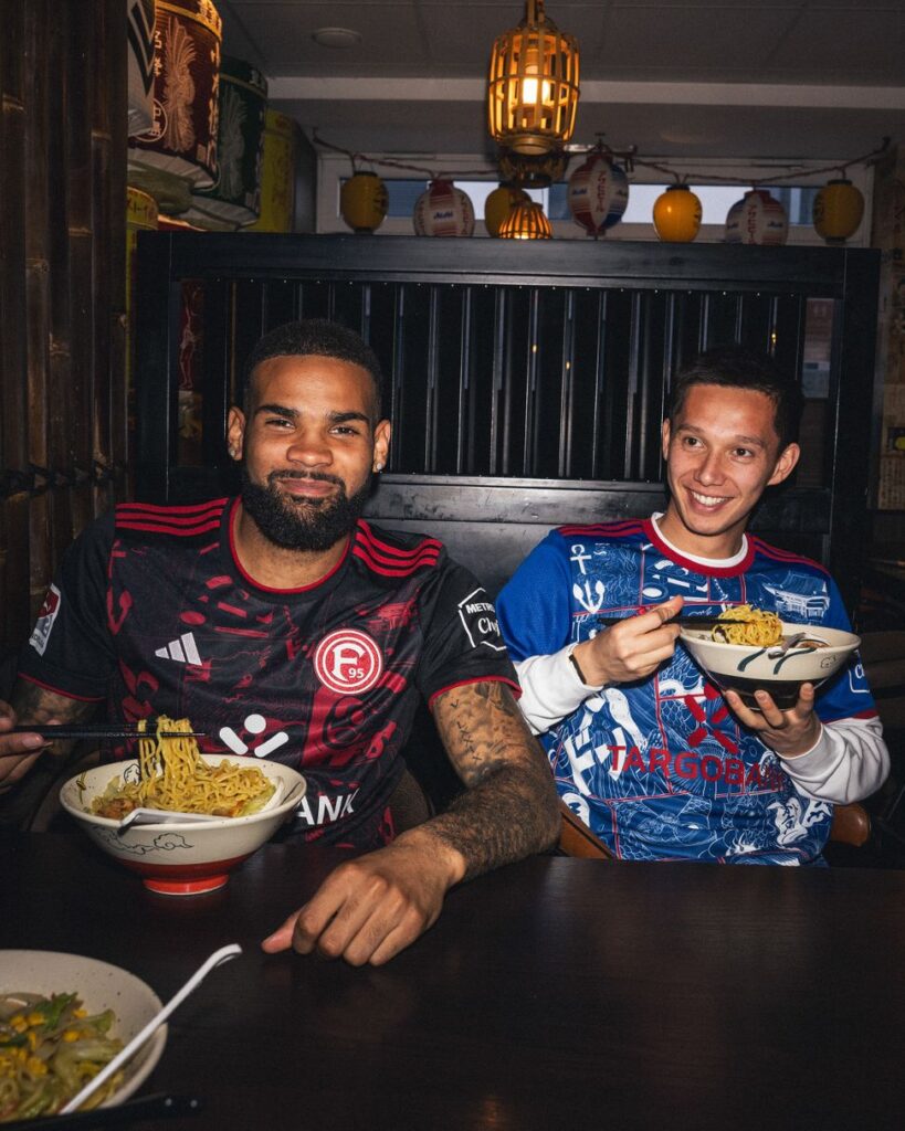 Fortuna-Dusseldorf-apresenta-colecao-tematica-inspirada-em-Little-Tokyo-05-819x1024 Fortuna Düsseldorf apresenta coleção temática inspirada em ‘Little Tokyo’ para 2025