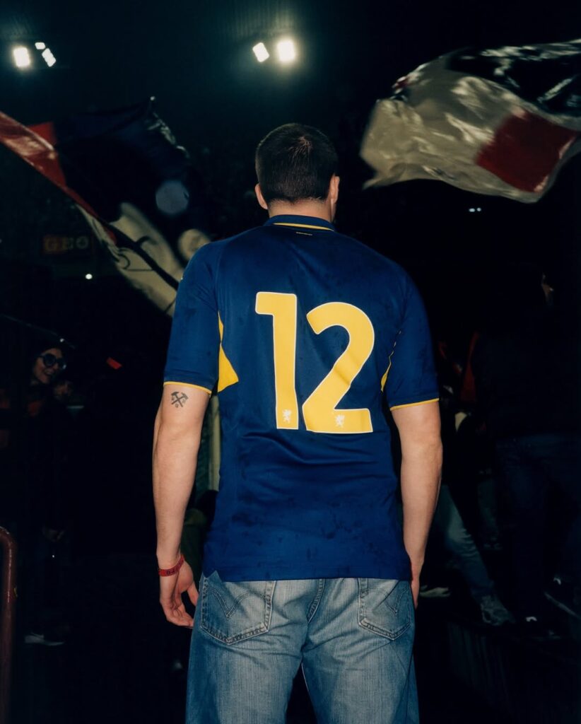 Genoa-CFC-revela-quarto-uniforme-em-homenagem-ao-aniversario-do-Boca-Juniors-02-822x1024 Genoa CFC revela quarto uniforme 2024-25 em homenagem ao aniversário do Boca Juniors