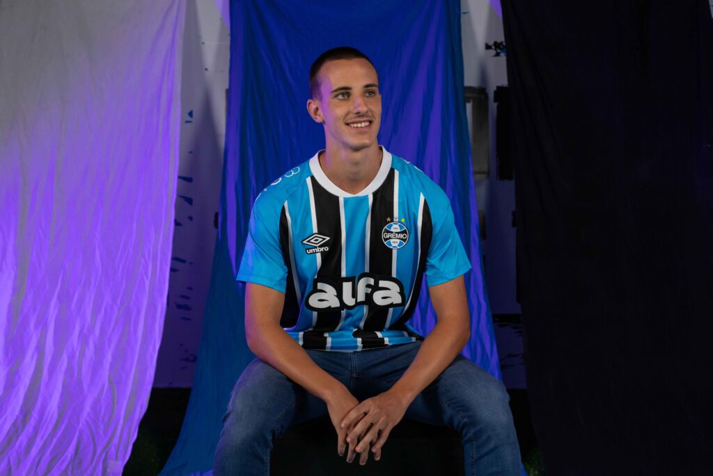 Gremio-lanca-camisa-titular-para-2025-em-homenagem-aos-torcedores-pelo-mundo-04-1024x683 Grêmio lança camisa titular para 2025 em homenagem aos torcedores pelo mundo