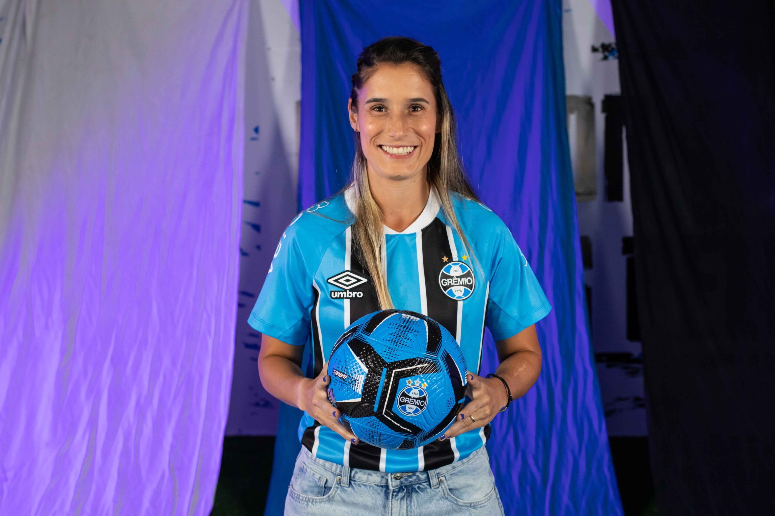 Gremio-lanca-camisa-titular-para-2025-em-homenagem-aos-torcedores-pelo-mundo-06-scaled Grêmio lança camisa titular para 2025 em homenagem aos torcedores pelo mundo