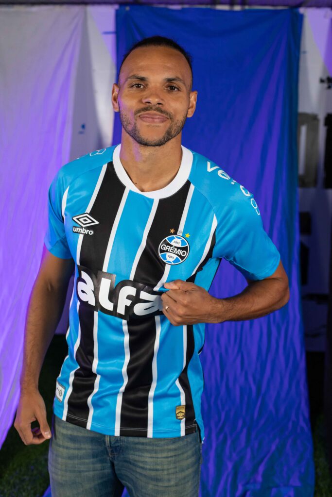 Gremio-lanca-camisa-titular-para-2025-em-homenagem-aos-torcedores-pelo-mundo-11-683x1024 Grêmio lança camisa titular para 2025 em homenagem aos torcedores pelo mundo