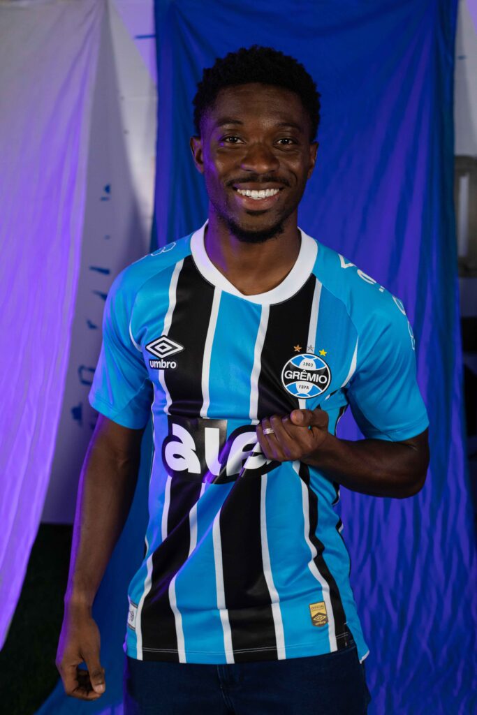 Gremio-lanca-camisa-titular-para-2025-em-homenagem-aos-torcedores-pelo-mundo-13-683x1024 Grêmio lança camisa titular para 2025 em homenagem aos torcedores pelo mundo