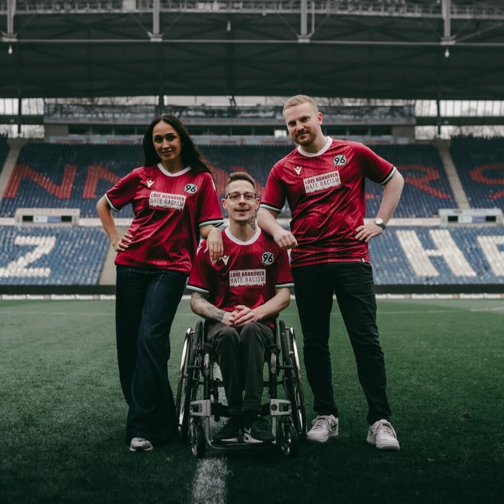 Macron-lanca-camisa-especial-Ame-Hannover-odeie-o-racismo-do-Hannover-96-para-2025-02-1024x1024 Camisa especial do Hannover 2024-25 é lançado pela Macron: "Ame Hannover, odeie o racismo"