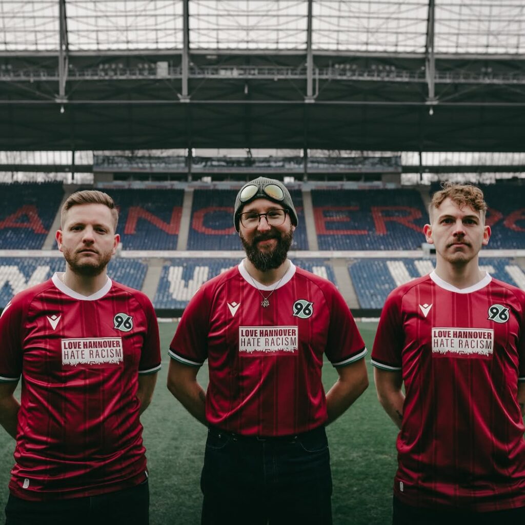 Macron-lanca-camisa-especial-Ame-Hannover-odeie-o-racismo-do-Hannover-96-para-2025-04-1024x1024 Camisa especial do Hannover 2024-25 é lançado pela Macron: "Ame Hannover, odeie o racismo"