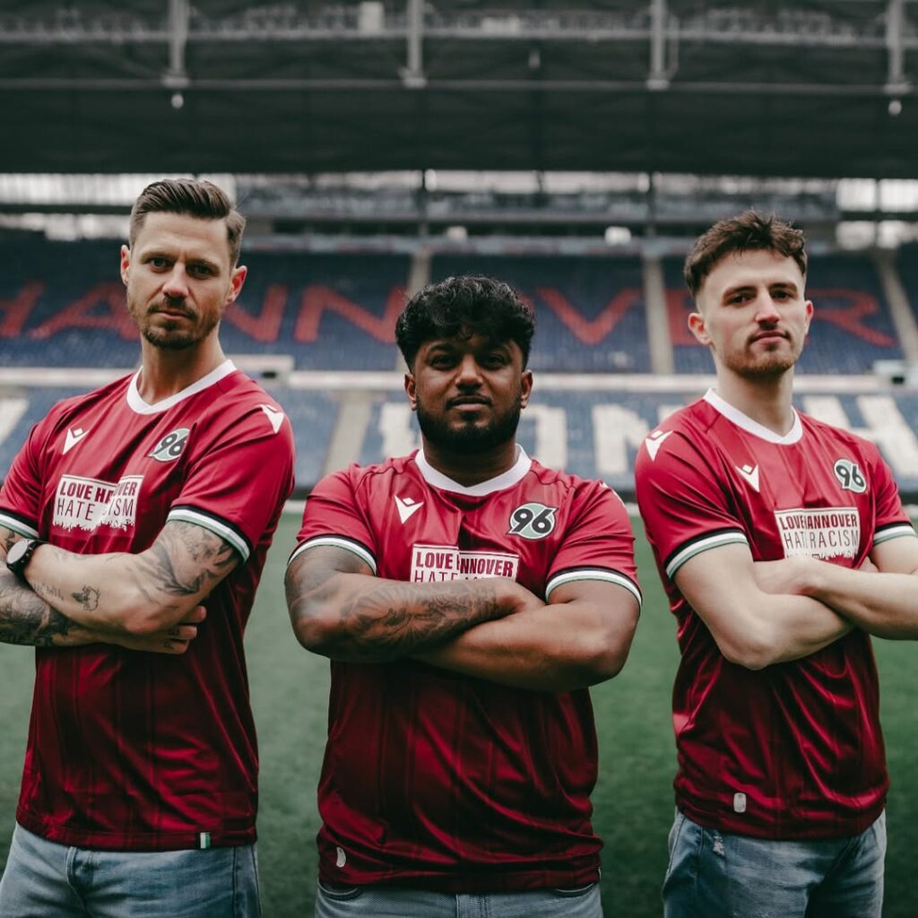 Macron-lanca-camisa-especial-Ame-Hannover-odeie-o-racismo-do-Hannover-96-para-2025-05-1024x1024 Camisa especial do Hannover 2024-25 é lançado pela Macron: "Ame Hannover, odeie o racismo"