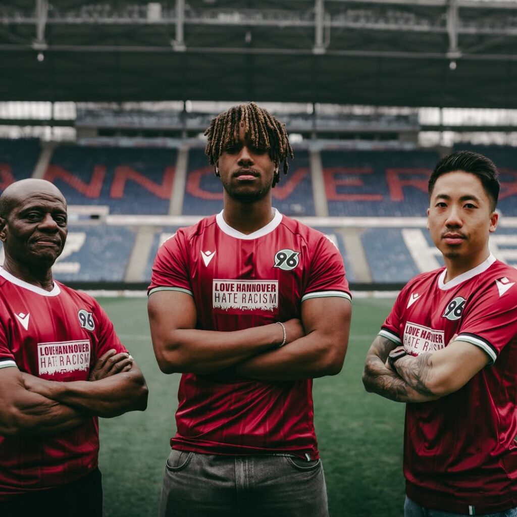 Macron-lanca-camisa-especial-Ame-Hannover-odeie-o-racismo-do-Hannover-96-para-2025-06-1024x1024 Camisa especial do Hannover 2024-25 é lançado pela Macron: "Ame Hannover, odeie o racismo"
