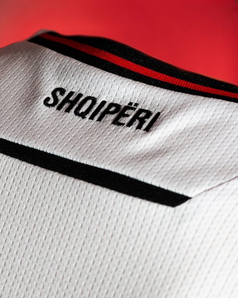 Macron-revelou-as-novas-camisas-da-selecao-albanesa-para-2025-03-819x1024 Macron lança camisas da Albânia para temporada 2025-26