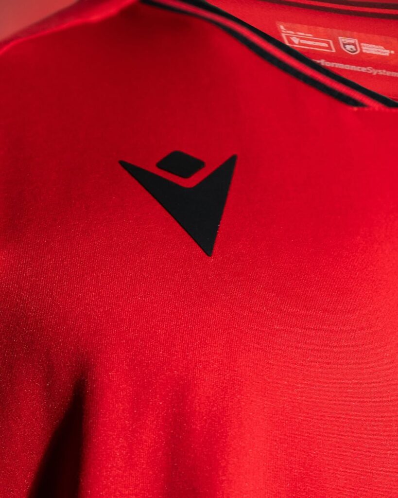 Macron-revelou-as-novas-camisas-da-selecao-albanesa-para-2025-06-819x1024 Macron lança camisas da Albânia para temporada 2025-26