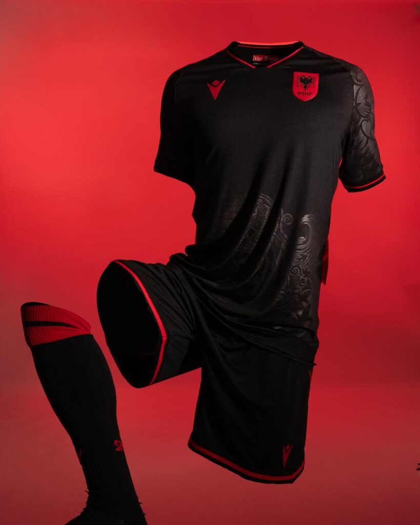 Macron-revelou-as-novas-camisas-da-selecao-albanesa-para-2025-07-819x1024 Macron lança camisas da Albânia para temporada 2025-26
