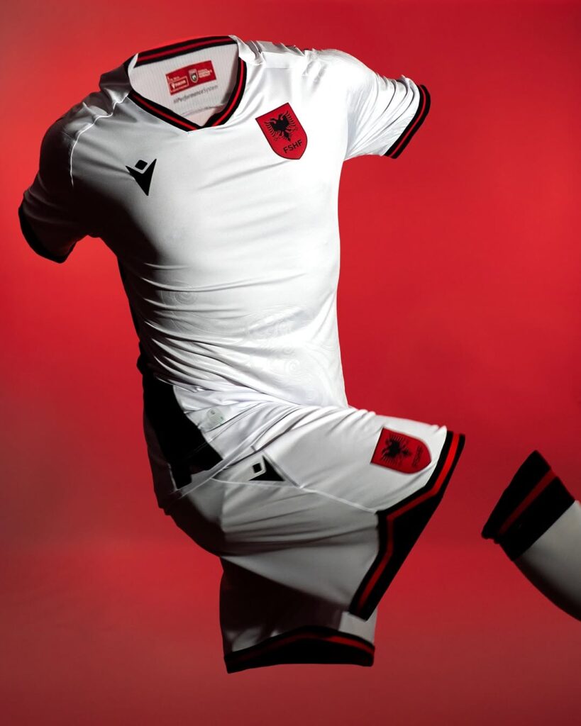 Macron-revelou-as-novas-camisas-da-selecao-albanesa-para-2025-08-819x1024 Macron lança camisas da Albânia para temporada 2025-26