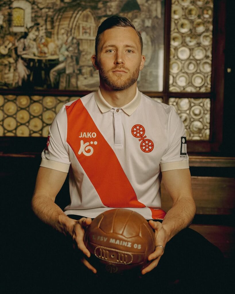 Mainz-05-lanca-oficialmente-sua-camisa-comemorativa-de-120-anos-com-design-classico-e-sofisticado-13-819x1024 Jako lança camisa de 120 anos do Mainz 05 para 2025