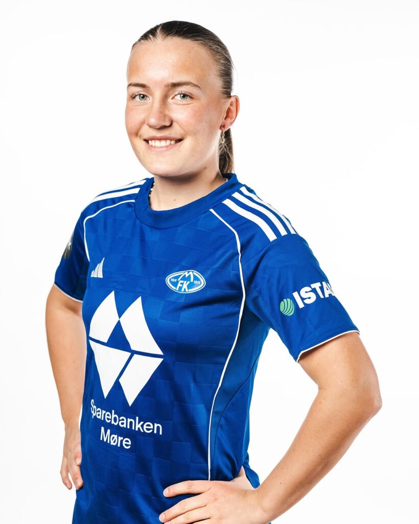 Molde-FK-lanca-oficialmente-seu-novo-uniforme-titular-para-a-temporada-de-2025-02-820x1024 Molde FK lança seu novo uniforme titular para a temporada 2025
