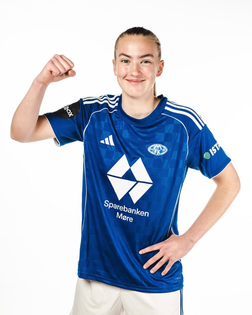 Molde-FK-lanca-oficialmente-seu-novo-uniforme-titular-para-a-temporada-de-2025-04-820x1024 Molde FK lança seu novo uniforme titular para a temporada 2025