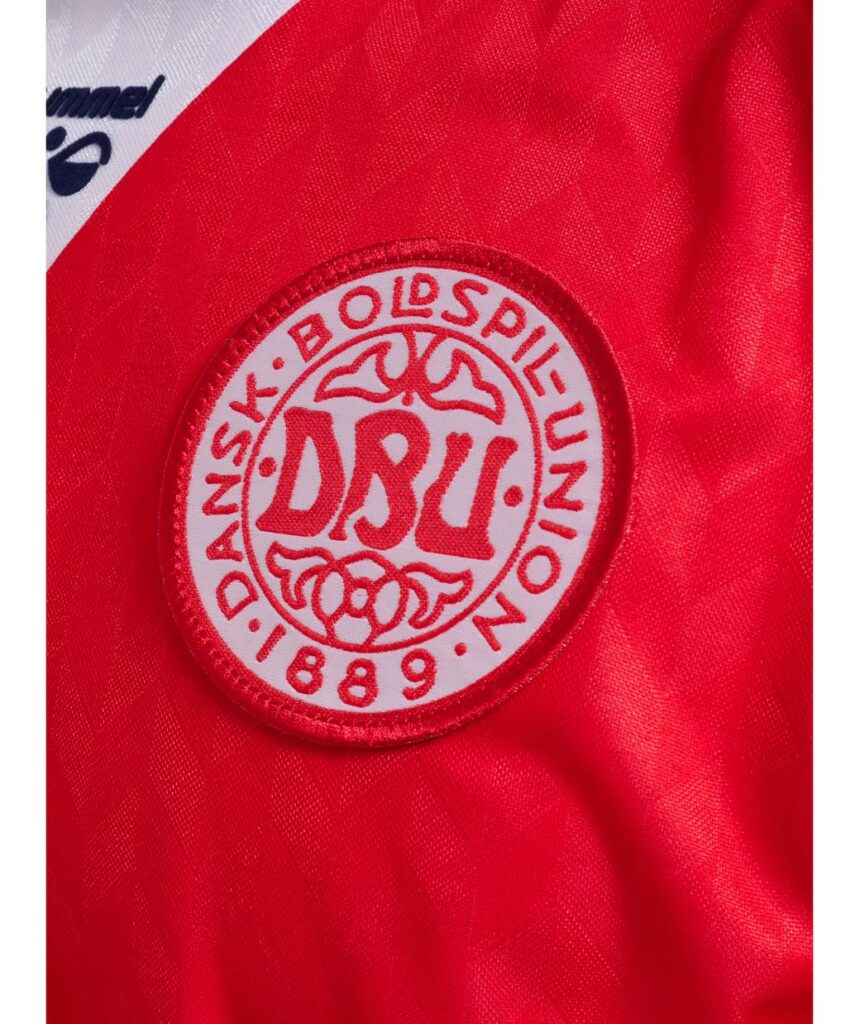 Novo-manto-retro-da-selecao-dinamarquesa-de-1988-e-lancado-pela-Hummel-07-860x1024 Camisa retrô da Dinamarca 1988 é lançada pela Hummel