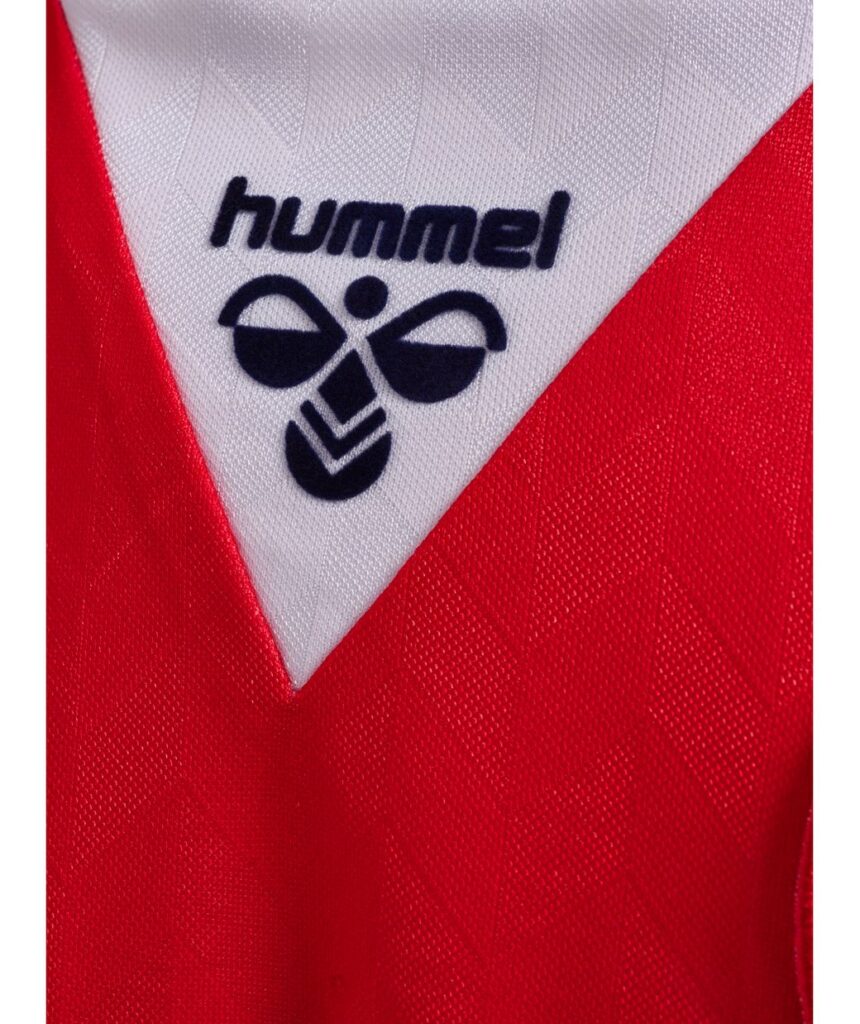 Novo-manto-retro-da-selecao-dinamarquesa-de-1988-e-lancado-pela-Hummel-08-860x1024 Camisa retrô da Dinamarca 1988 é lançada pela Hummel
