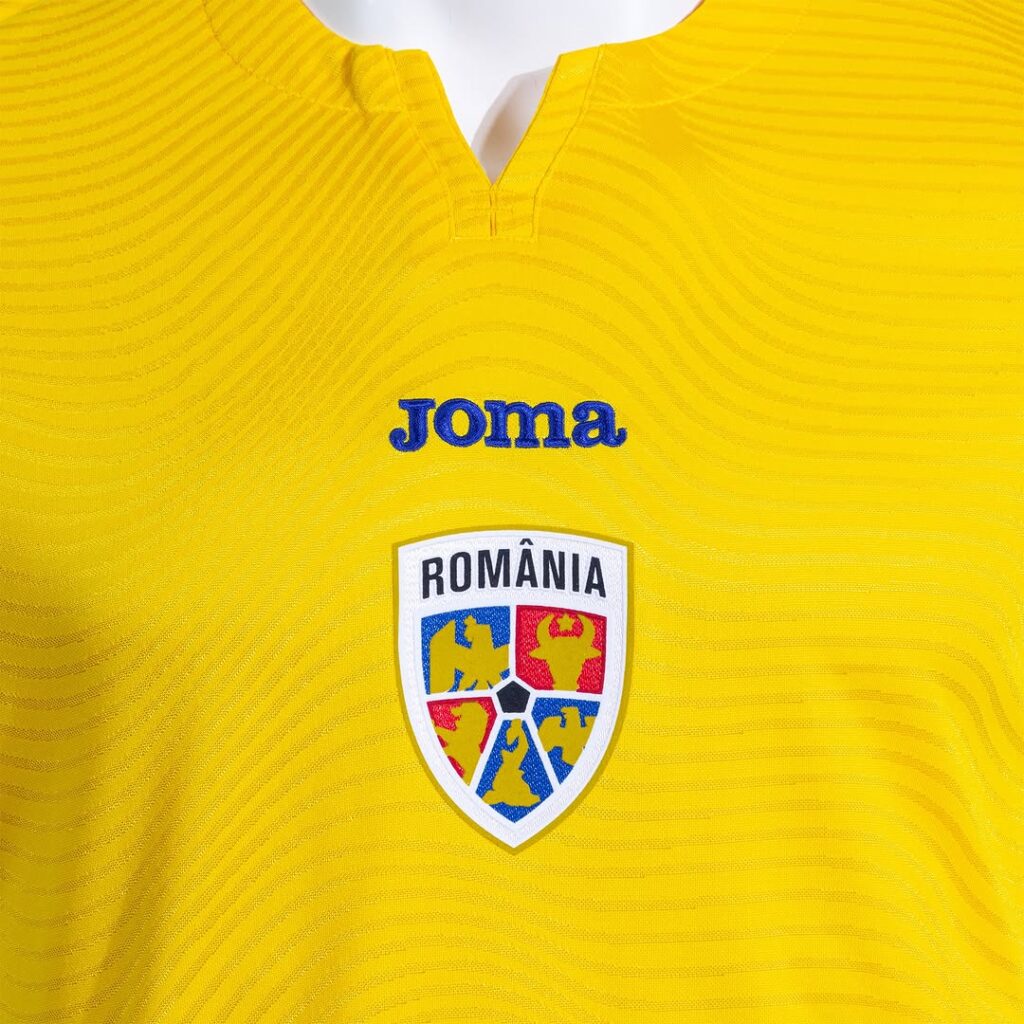 Novos-uniformes-da-Romenia-2025-2026-sao-apresentados-pela-Joma-02-1024x1024 Novos uniformes da Romênia 2025-2026 são apresentados pela Joma