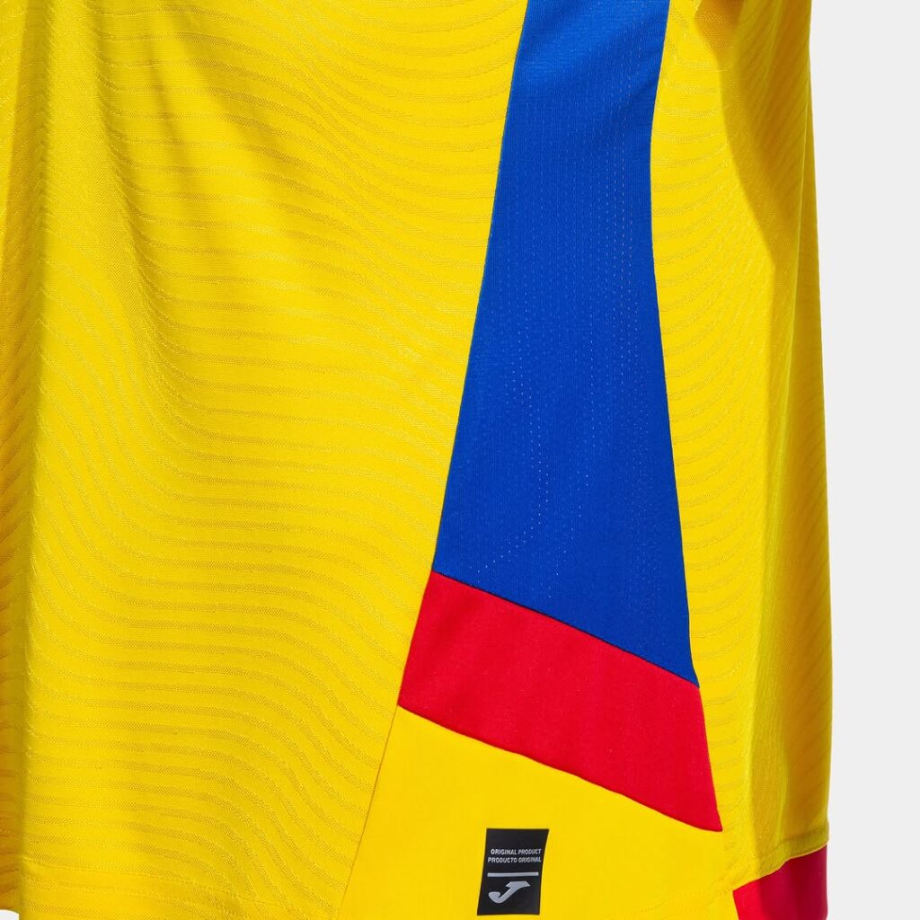 Novos-uniformes-da-Romenia-2025-2026-sao-apresentados-pela-Joma-03-1024x1024 Novos uniformes da Romênia 2025-2026 são apresentados pela Joma