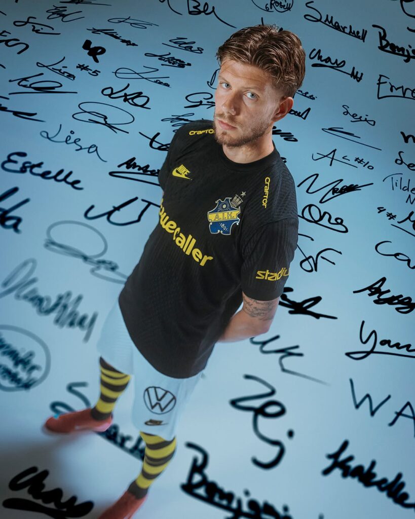 O-gigante-sueco-AIK-Stockholm-revelou-seu-novo-uniforme-titular-para-a-temporada-de-2025-04-1-819x1024 Nike lançou camisa titular do AIK para 2025