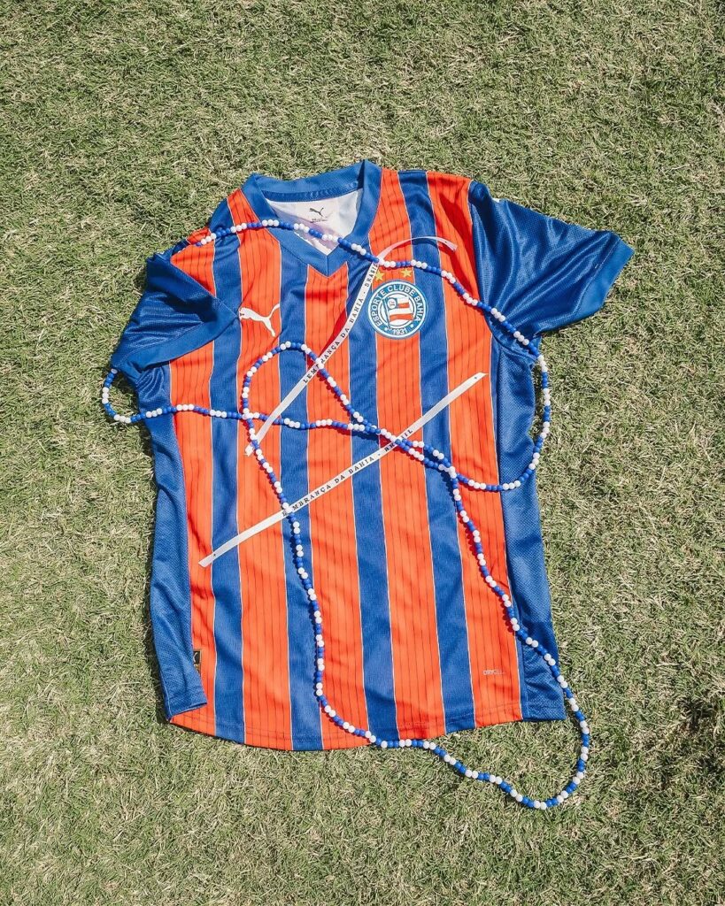 Puma-apresenta-as-novas-camisas-do-EC-Bahia-para-temporada-2025-02-819x1024 Puma apresenta as novas camisas do EC Bahia para temporada 2025