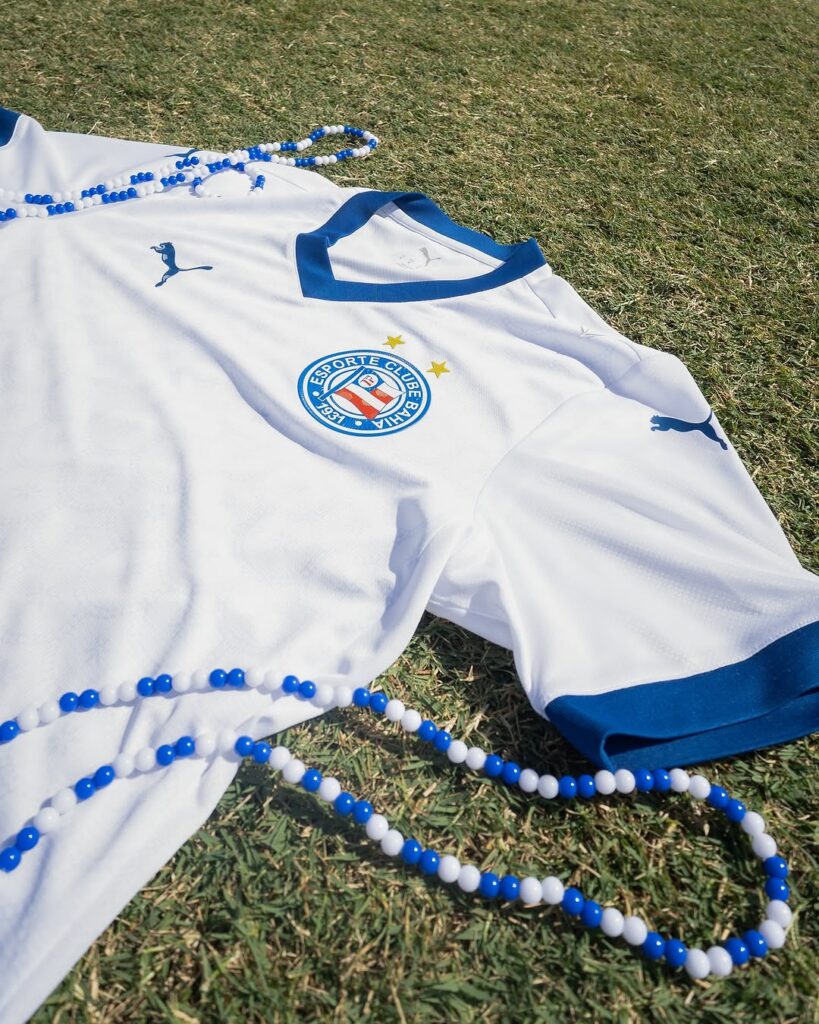 Puma-apresenta-as-novas-camisas-do-EC-Bahia-para-temporada-2025-04-819x1024 Puma apresenta as novas camisas do EC Bahia para temporada 2025