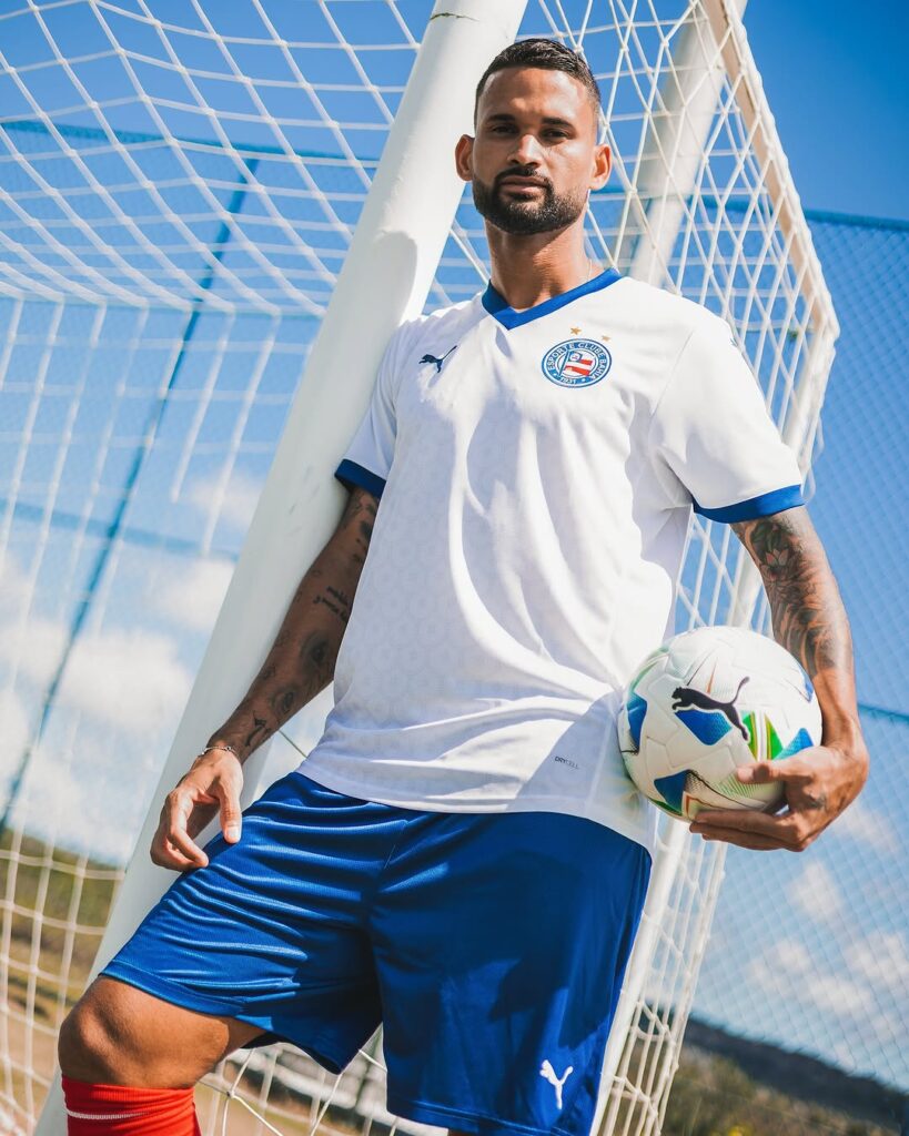 Puma-apresenta-as-novas-camisas-do-EC-Bahia-para-temporada-2025-05-819x1024 Puma apresenta as novas camisas do EC Bahia para temporada 2025