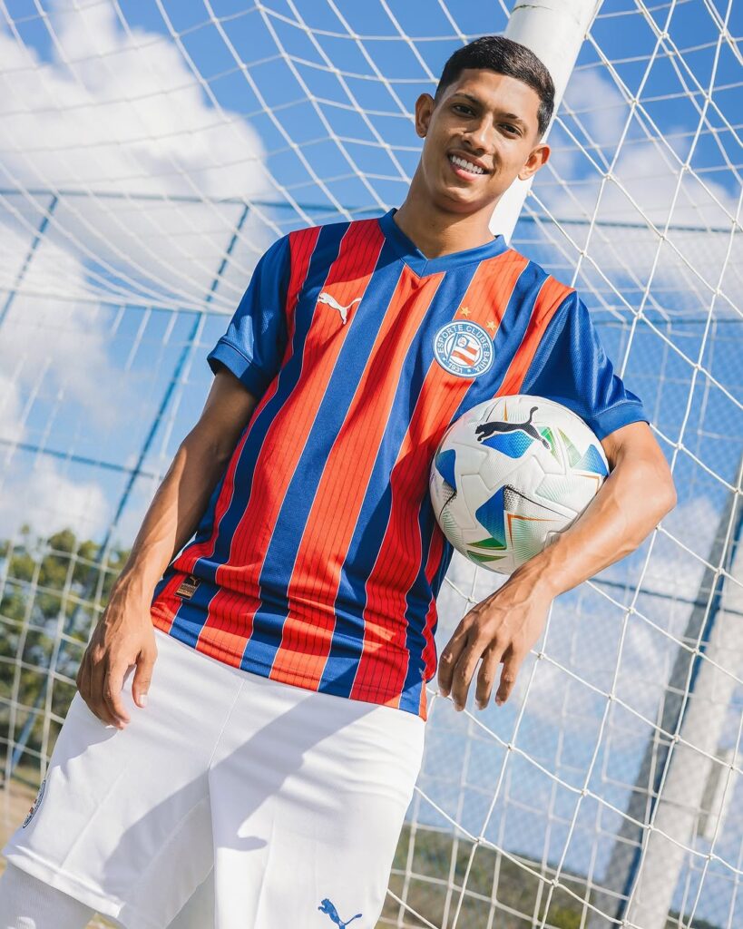 Puma-apresenta-as-novas-camisas-do-EC-Bahia-para-temporada-2025-07-819x1024 Puma apresenta as novas camisas do EC Bahia para temporada 2025