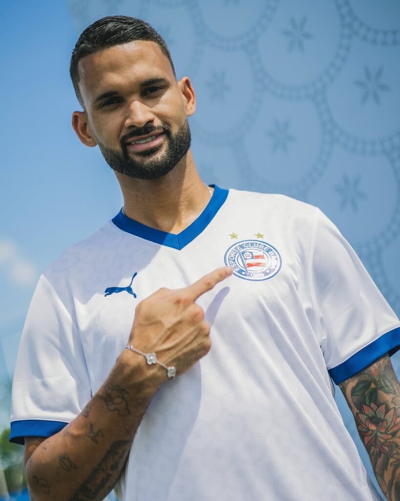 Puma-apresenta-as-novas-camisas-do-EC-Bahia-para-temporada-2025-08-819x1024 Puma apresenta as novas camisas do EC Bahia para temporada 2025