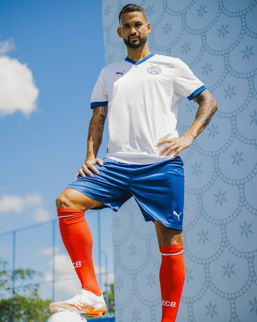 Puma-apresenta-as-novas-camisas-do-EC-Bahia-para-temporada-2025-11-819x1024 Puma apresenta as novas camisas do EC Bahia para temporada 2025