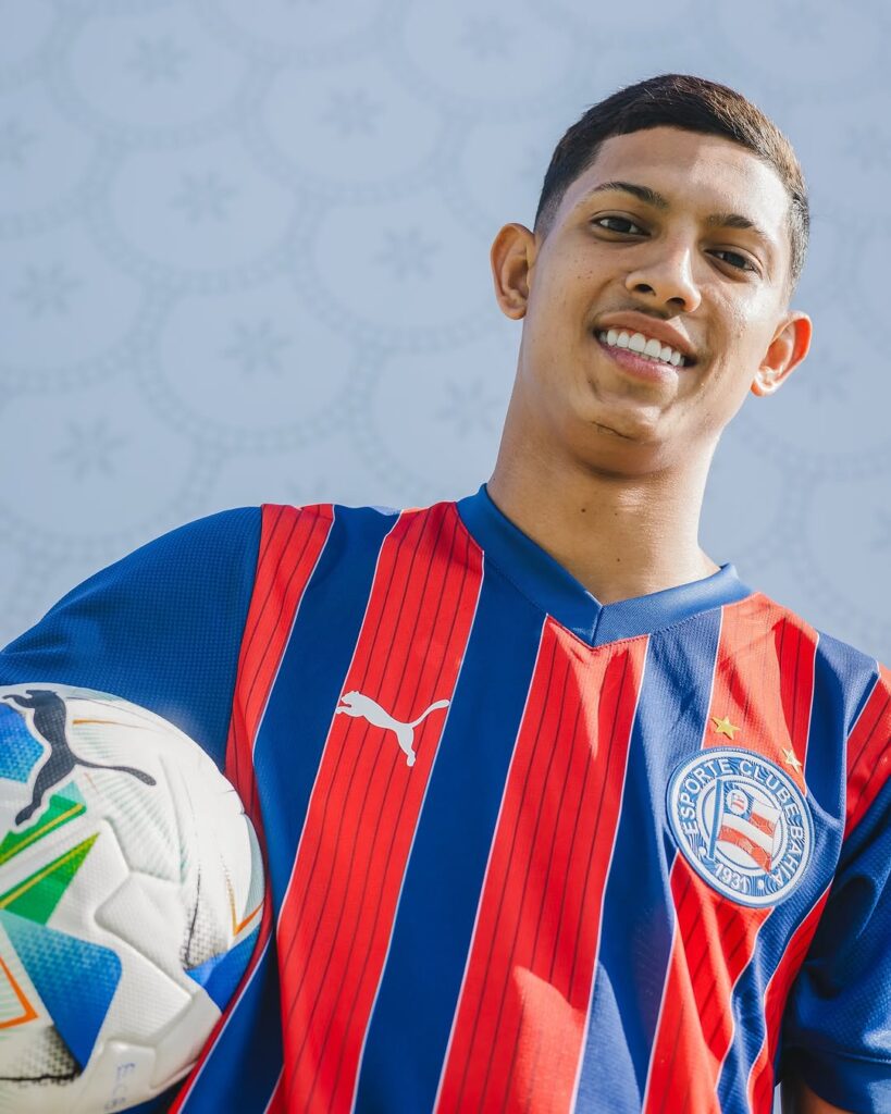 Puma-apresenta-as-novas-camisas-do-EC-Bahia-para-temporada-2025-14-819x1024 Puma apresenta as novas camisas do EC Bahia para temporada 2025