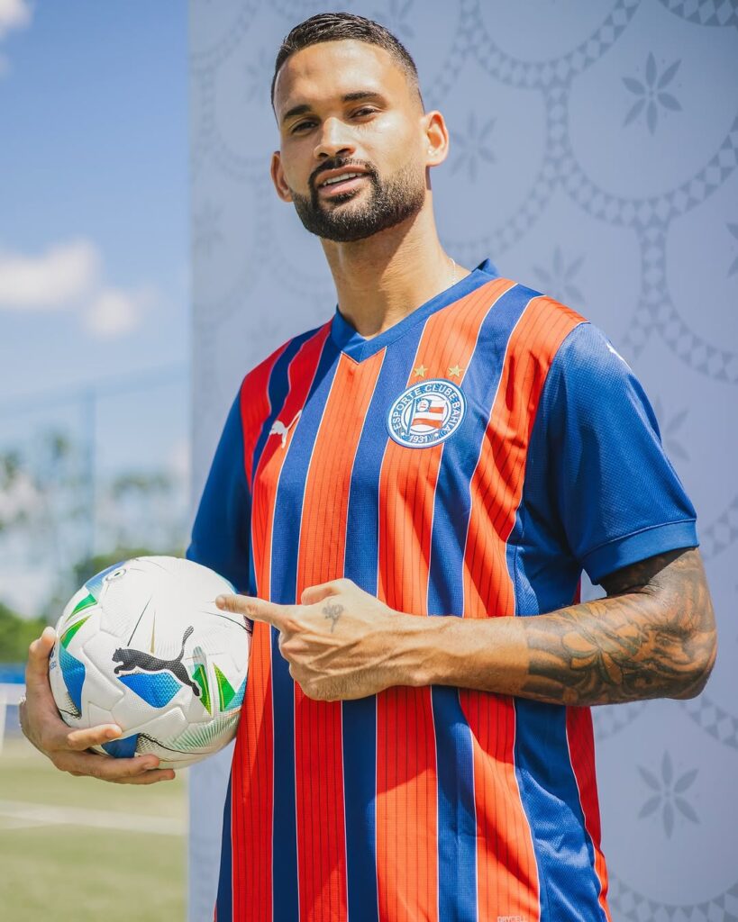 Puma-apresenta-as-novas-camisas-do-EC-Bahia-para-temporada-2025-15-819x1024 Puma apresenta as novas camisas do EC Bahia para temporada 2025