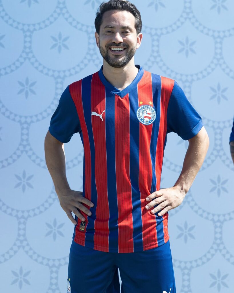 Puma-apresenta-as-novas-camisas-do-EC-Bahia-para-temporada-2025-16-819x1024 Puma apresenta as novas camisas do EC Bahia para temporada 2025