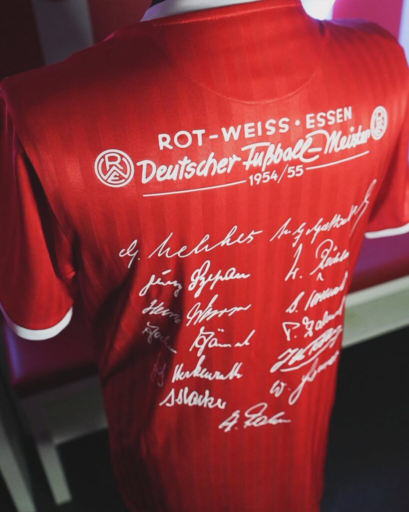 Rot-Weiss-Essen-revelou-sua-camisa-comemorativa-em-homenagem-ao-70-aniversario-do-campeonato-alemao-de-1955-03-819x1024 JAKO lança camisa dos 70 anos do título do RW Essen