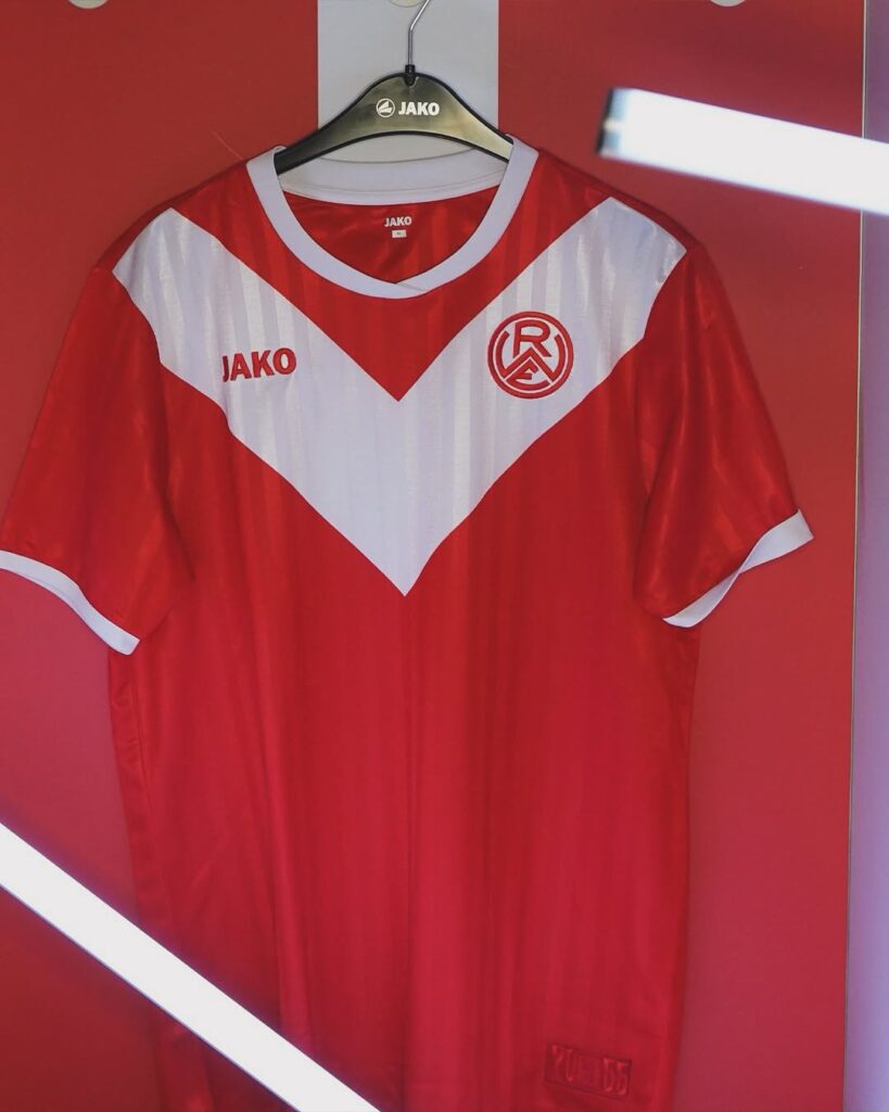 Rot-Weiss-Essen-revelou-sua-camisa-comemorativa-em-homenagem-ao-70-aniversario-do-campeonato-alemao-de-1955-07-819x1024 JAKO lança camisa dos 70 anos do título do RW Essen