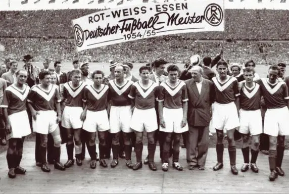 Rot-Weiss-Essen-revelou-sua-camisa-comemorativa-em-homenagem-ao-70-aniversario-do-campeonato-alemao-de-1955-09 JAKO lança camisa dos 70 anos do título do RW Essen