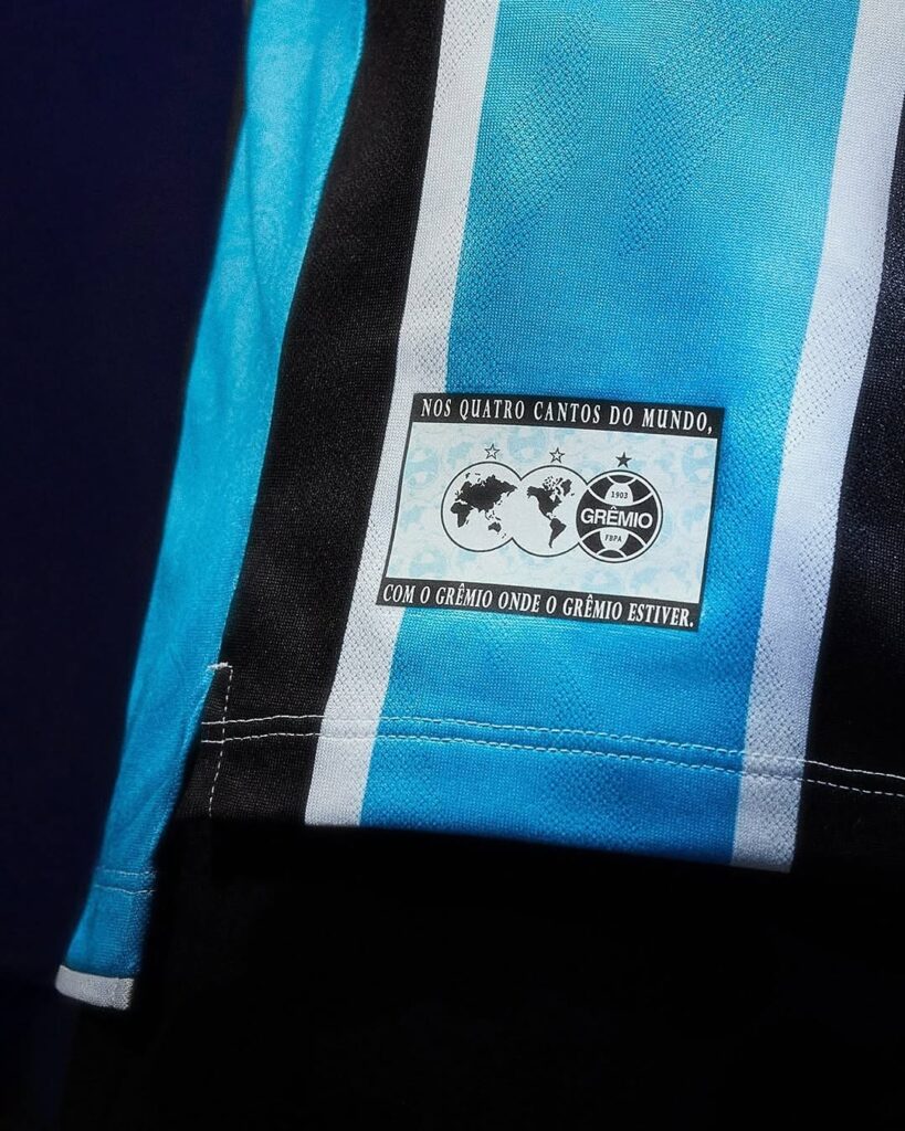 Snapins.ai_486164855_18491542039032319_1321282021476989262_n_1080-819x1024 Grêmio lança camisa titular para 2025 em homenagem aos torcedores pelo mundo